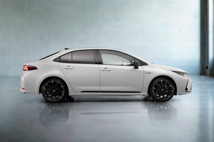 Đáng tiếc là Toyota Corolla GR Sport 2022 vẫn dùng động cơ xăng 3 xi-lanh, hút khí tự nhiên, dung tích 1.5L với công suất tối đa 121 mã lực và mô-men xoắn cực đại 148 Nm như bản thường. Động cơ này đồng hành với hộp số biến thiên vô cấp giả lập 10 cấp số đồng thời tiêu thụ lượng xăng từ 5,1 - 5,6 lít/100 km.
