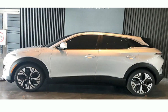 VinFast VF6 tại Việt Nam được định ở phân khúc SUV cỡ B, thấp hơn VF8 vừa ra mắt. Bản concept VF6 được giới thiệu lần đầu tiên tại Triển lãm CES 2022 diễn ra ở Mỹ hồi đầu năm, cùng 2 mẫu xe điện mới khác là VF5 và VF7. Theo đó, VinFast VF6 ngoài thực tế không khác biệt nhiều về thiết kế so với phiên bản concept được giới thiệu trước đó.