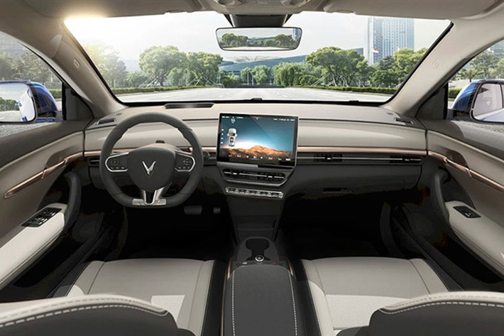 Có thể quan sát thấy Vinfast VF6 mang vẻ cơ bắp đậm chất SUV, thể hiện qua những đường nét thiết kế gân guốc, lồi lõm tinh tế tương tự "đàn anh" VF8. Cụm đèn hậu LED cũng vẫn mang thiết kế liền mạch giống các sản phẩm khác của VinFast hiện nay.