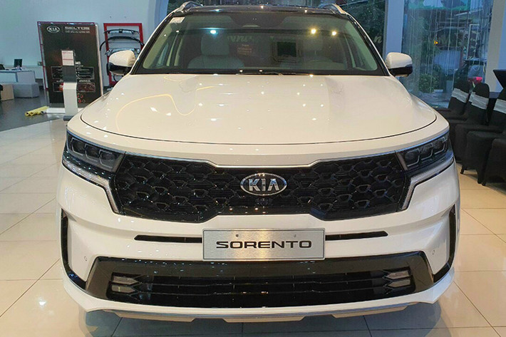 Phần đầu xe Sorento 2021 tại Việt Nam gây ấn tượng mạnh với lưới tản nhiệt tạo hình “mũi hổ” cỡ lớn nối liền cụm đèn pha full-LED mới. Bên dưới là cản trước với các khe hút gió lớn. Cụm đèn sương mù lạ mắt trong lưới tản nhiệt bên dưới, phần cửa sổ thứ 3 ở hai bên cách điệu.