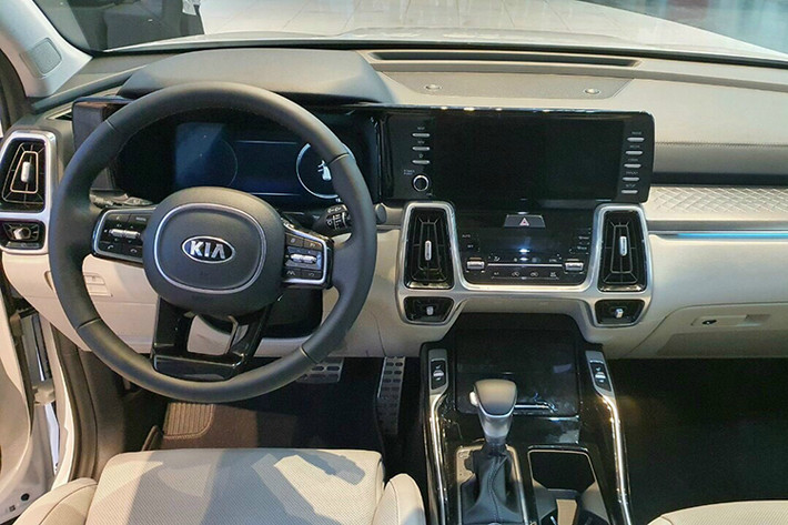 Nội thất của Sorento 2021 được Kia gọi tên "Functional Emotions". Xe sở hữu nhiều màn hình hỗ trợ lái 12,3 inch, màn hình cảm ứng trung tâm kích thước 10,25 inch. Viền màng hình kéo dài từ cụm đồng hồ sau vô lăng ra giữa xe, tạo cảm giác vuông vắn và liền khối. Trang bị cửa sổ trời cỡ lớn, sạc điện thoại không dây, phanh tay điện tử... Trong đó phiên bản máy dầu sẽ có cần số thiết kế dạng núm xoay mới.