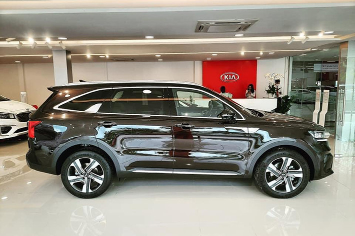 Động cơ của Kia Sorento 2021 là tùy chọn Smartstream diesel 2.2L công suất 198 mã lực và mô-men xoắn 440 Nm, kết hợp số tự động 8 cấp ly hợp kép và máy xăng Smartstream 2.5L, đi kèm số tự động 6 cấp. Hệ dẫn động 4 bánh AWD có trên các bản phiên cao cấp và có 4 chế độ lái, 3 chế độ địa hình.