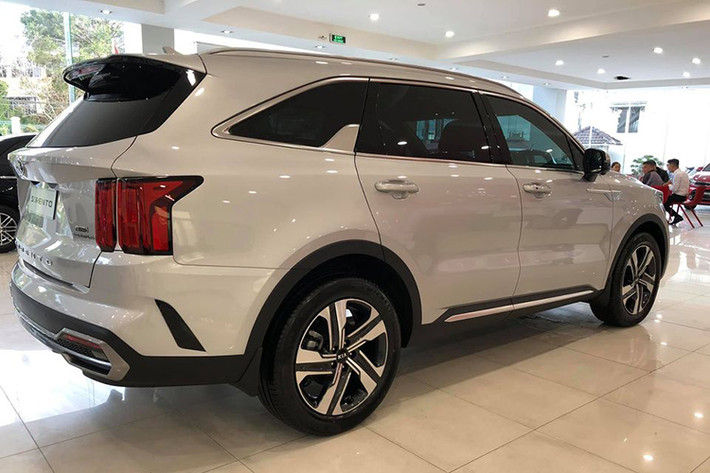 Về ngoại hình, Kia Sorento thế hệ mới sở hữu thiết kế ngoại thất hiện đại, góc cạnh hơn trước, kích thước lớn hơn, nội thất rộng rãi và sang trọng hơn với tông màu sáng. Kia cho biết Sorento kéo dài trục cơ sở thêm 35 mm. Nhờ đó, Sorento 2021 có chiều dài tổng thể lên đến 4.810 mm và chiều dài cơ sở lên đến 2.815 mm, chiều rộng 1.900 mm. Kích thước lớn so với các sản phẩm cùng phân khúc.