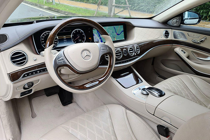 Bên trong nội thất của mẫu siêu xe sang S600 xa xỉ bậc nhất nhà Mercedes-Benz với chất liệu da Nappa cùng gỗ Desino bao phủ trong xe. Những đường chỉ khâu tay cũng được thợ thủ công may tinh tế bên trong nội thất. Vô lăng xe khá lớn được bọc gỗ cao cấp với những phím điều khiển cơ bản tích hợp ngay trên vị trí lái.