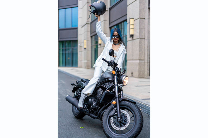 Yên xe Honda Rebel 500 thiết kế kiểu hai mảnh với yên sau được đặt ngay trên dè sau, tạo cảm giác như xe chỉ trang bị yên đơn. Vẻ oai vệ và cứng cáp của xe còn được tôn lên nhờ khối động cơ lộ rõ bên dưới bộ khung sườn bằng ống thép.