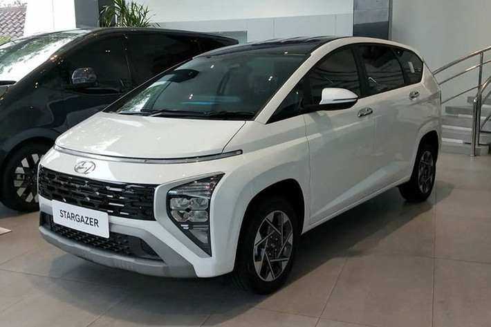 Xe cũng được trang bị tính năng hỗ trợ giữ làn đường, hỗ trợ bám làn đường, hỗ trợ tránh va chạm vì điểm mù và hỗ trợ tránh va chạm với phương tiện cắt ngang khi lùi. Ngoài ra, xe vẫn có các trang bị cơ bản như kiếm soát hành trình, cân bằng điện tử, hỗ trợ khởi hành ngang dốc, cảnh báo áp suất lốp, giới hạn tốc độ và camera lùi.
