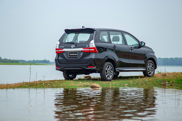 Toyota Avanza được phân phối chính thức tại thị trường Việt Nam bắt đầu từ cuối tháng 09/2018, góp mặt vào phân khúc MPV cạnh tranh với Mitsubishi Xpander, Suzuki Ertiga, Kia Rondo,… Tại thị trường Việt nam, giá xe Toyota Avanza được bán ra chính hãng từ 544 triệu đồng cho bản 1.3MT và 612 triệu đồng cho bản 1.5AT.