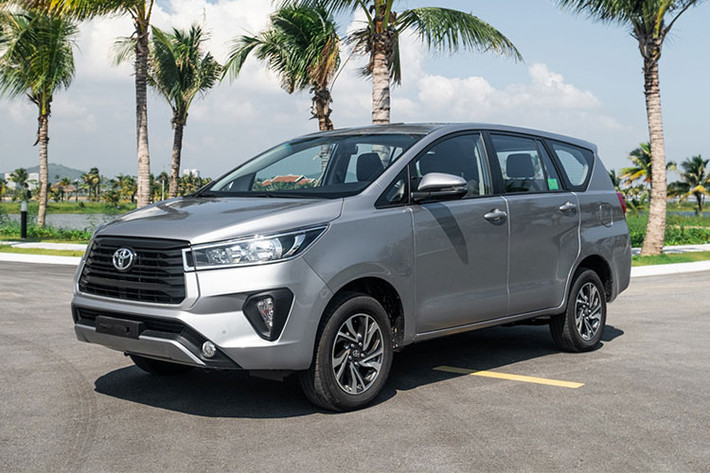 Từng là mẫu xe chủ lực của Toyota với quá khứ huy hoàng tại thị trường Việt Nam, Innova giờ đây như một kẻ thất thế, bị lu mờ hoàn toàn khi đứng cạnh hai đối thủ đồng hương. Kết thúc tháng 7, doanh số Toyota Innova chỉ vỏn vẹn 41 xe được bán ra, giảm 158 xe so với tháng trước. Tính chung từ đâu năm đến nay, Toyota Innova chỉ bán được 1.811 xe, giảm 35% so với cùng kì năm ngoái.