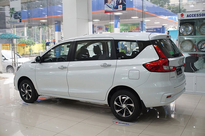 Cộng dồn 7 tháng qua, mẫu xe này chỉ đạt 902 xe được bán ra giảm 45 % so với cùng kỳ năm ngoái. Hiện nay, Suzuki Ertiga được phân phối với 2 phiên bản Ertiga có mức giá lần lượt 499 và 555 triệu đồng.