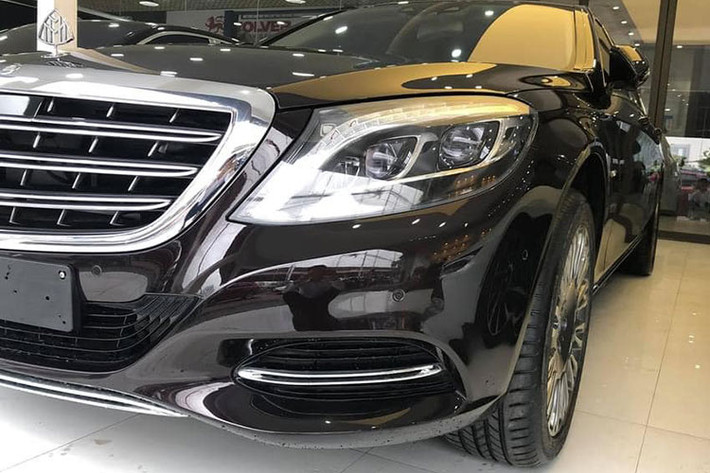 Mercedes-Maybach S600 sở hữu chiều dài 5.453 mm, với trục cơ sở kéo dài thêm 20 cm, Maybach S600 khác biệt hoàn toàn so với những chiếc Mercedes-Benz S-Class thông thường. Nhìn từ bên hông, chiếc xe siêu sang của Mercedes mang nhiều đường nét thiết kế của mẫu Maybach 57 vang danh một thời.