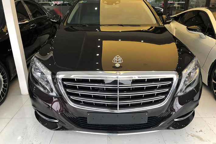 Giá xe Mercedes-Maybach S600 khi mới được giới thiệu lần đầu tiên tại Việt Nam vào năm 2015 là 9,669 tỷ đồng. Đến tháng 7/2016, sau khi biểu thuế tiêu thụ đặc biệt mới chính thức được áp dụng, giá bán của Maybach S600 tăng mạnh lên mức hơn 14,4 tỷ đồng. Với mức giá bán hơn 6 tỷ đồng, chủ nhân của chiếc xe trong bài viết này chịu "cắt lỗ" khoảng 8 tỷ sau 4 năm lăn bánh.