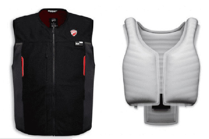 Thiết kế bên ngoài của mẫu áo mới Ducati Smart Jacket 2021 mới này được thiết kế khá thời trang với màu đen, vải mịn. Trên đó, logo Ducati được thêu cùng với cảm biến công nghệ D-air trên ngực áo.