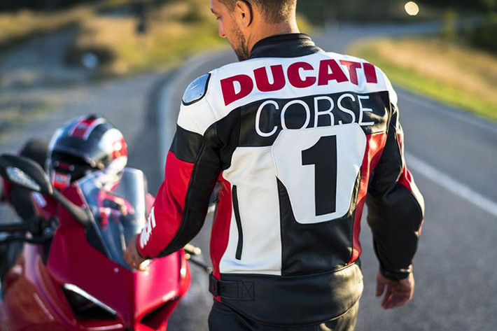 Theo hãng xe môtô Ducati cho hay, khi sử dụng chiếc ao sẽ giúp người mặc cảm giác thoải mái hơn nhưng vẫn có khả năng chống mài mòn và co giãn tốt đảm bảo an toàn.