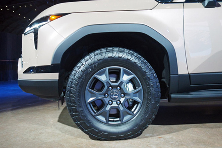 Ngoài ra, mẫu SUV hạng sang Lexus GX 550 2024 còn được trang bị hệ dẫn động 4 bánh toàn thời gian và khóa vi sai chống trượt trung tâm Torsen tiêu chuẩn. Hộp số phụ điều khiển điện tử giúp thời gian chuyển giữa 2 chế độ cầu chậm 4WD-High và cầu nhanh 4WD-Low nhanh hơn trước.