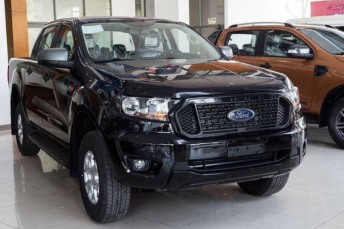 Trong bảng xếp hạng 10 xe ôtô bán chạy nhất Việt Nam tháng 3/2021, ghi nhận sự bứt phá về doanh số của "vua bán tải" Ford Ranger khi có tới 2.171 xe bán ra thị trường. Với mức tăng này, mẫu xe Ford Ranger đã vươn từ vị trí thứ 4 của tháng trước để chiếm giữ vị trí thứ 1 trong Top 10. Nếu cộng dồn 3 đầu năm 2021, doanh số của Ranger đạt 3.873 xe bán ra, cao hơn Hilux 3.070 xe. Điều này cũng giúp Ford Ranger trở thành mẫu bán tải bán chạy nhất phân khúc.