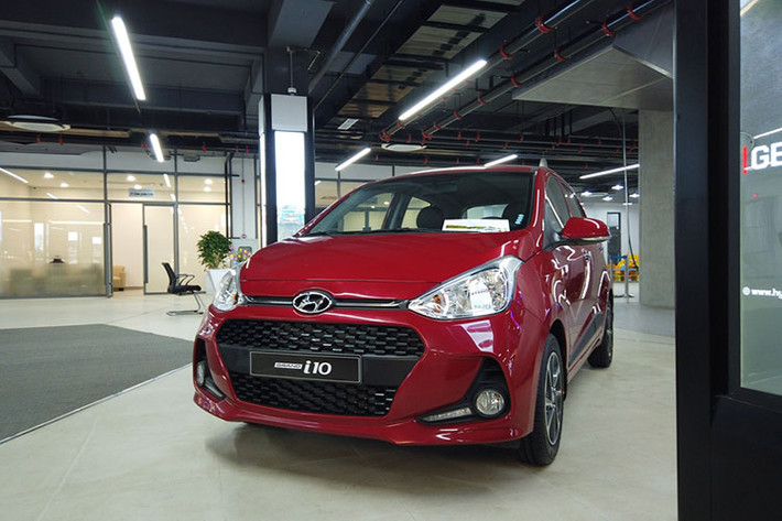 Bám sát nút doanh số của Vinfast Fadil cũng là một mẫu xe cỡ nhỏ khác đến từ Hàn Quốc - Hyundai Grand i10 với 1.293 xe được bàn giao đến tay khách hàng, nâng tổng doanh số trong 3 tháng đầu năm lên 3.199 xe.