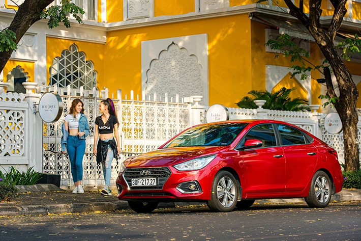 Đây là tháng thứ 3 liên tiếp Hyundai Accent vượt qua đối thủ sừng sỏ Toyota Vios để có thứ hạng cao trên bảng xếp hạng Top 10 ôtô bán chạy nhất, đồng thời cũng trở thành mẫu xe bán chạy nhất phân khúc hạng B với doanh số 2.094 xe bán ra. Cộng dồn 3 tháng đầu năm, doanh số Accent cũng cao nhất phân khúc khi có 4.808 xe được giao đến tay khác hàng.