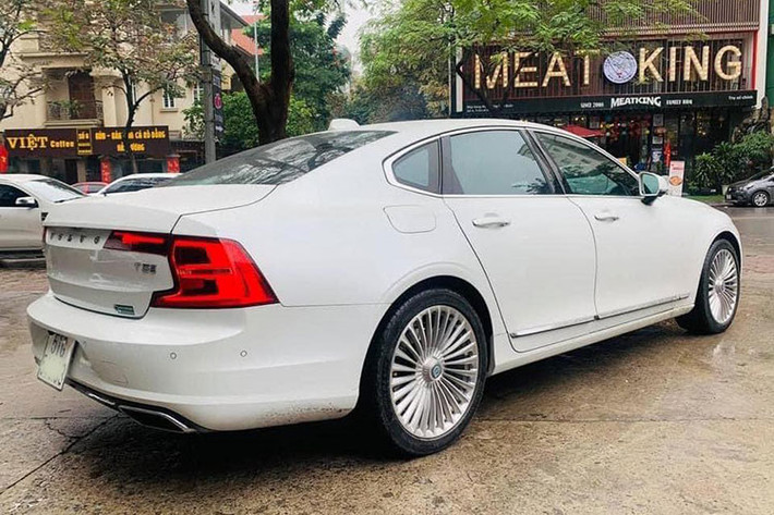 Trên thị trường ôtô cũ, có khá ít những chiếc Volvo nhập khẩu được chủ nhân rao bán do mức giá của xe cao và người dùng chủ yếu là những khách hàng ít thay đổi do thích sử dụng thương hiệu ôtô Thụy Điển. Mới đây, bất ngờ có một chủ nhân tại Hà Nội chào bán chiếc xe Volvo S90 T5 Inscription đời 2017 (sản xuất 2016) sau hơn 4 năm sử dụng.