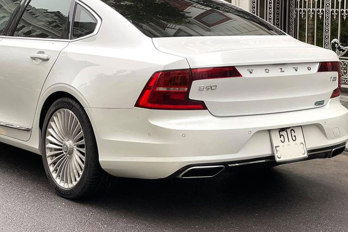 Chiếc sedan hạng sang Volvo S90 T5 Inscription sử dụng chung khung gầm bệ SPA hiện đại với đàn anh Volvo XC90, giúp giảm trọng lượng bản thân và tăng khả năng bảo vệ người lái. Xe sở hữu kích thước tổng thể Dài x Rộng x Cao lần lượt 4.963 x 1.879 x 1.443 (mm), chiều dài cơ sở ở mức 2.941 (mm).