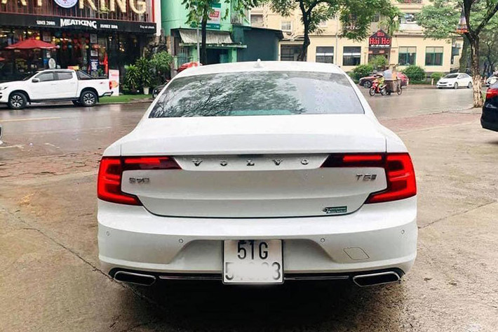 Từ hai bên thân xe, S90 sở hữu kiểu dáng thuôn mượt, đơn giản mang đậm phong cách Bắc Âu. Phần đuôi của xe có thiết kế gọn gàng nhưng sang trọng và hiện đại với cụm đèn hậu hình chữ C. Xe được trang bị bộ vành 10 cánh 19 inch, càng làm tăng sự sang trọng và thanh lịch cho chiếc xe.