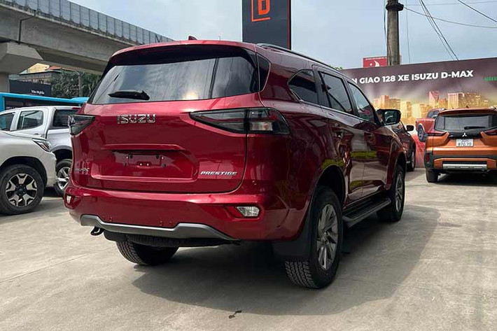 Cũng cần phải nói thêm rằng, đây là chương trình giảm giá Isuzu MU-X sản xuất năm 2022. So với phiên bản 2023, xe không có gì khác biệt về mặt trang bị hay thiết kế. Tuy nhiên, giá trị thanh khoản của Isuzu MU-X số VIN 2022 sẽ thấp hơn.