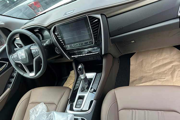 Hiện nay, Isuzu Việt Nam vẫn đang chạy chương trình ưu đãi 50% lệ phí trước bạ cho mẫu SUV hạng trung MU-X. Isuzu MU-X vốn là xe nhập khẩu nguyên chiếc từ Thái Lan nên không được hưởng ưu đãi 50% lệ phí trước bạ của Chính phủ. Do đó, hãng Isuzu phải "tự thân vận động", hỗ trợ lệ phí trước bạ cho khách hàng mua xe.