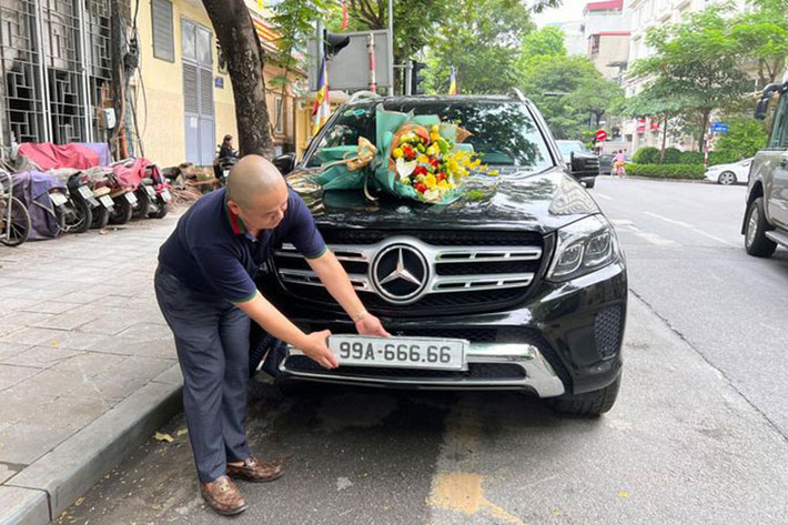 Anh Đ cho biết, rất đam mê biển số đẹp nhưng chưa có duyên sở hữu, vì thế, khi cơ quan chức năng cho phép người dân có thể đấu giá biển số, anh đã nhanh chóng đăng ký và chấm biển 99A-666.66. Ngay sau khi nhận biển số đẹp, anh Đ đã đăng ký cho chiếc Mercedes-Benz GLS 400 đời 2018 của mình, sau này, khi mua xe đắt tiền hơn thì sẽ tính tiếp.