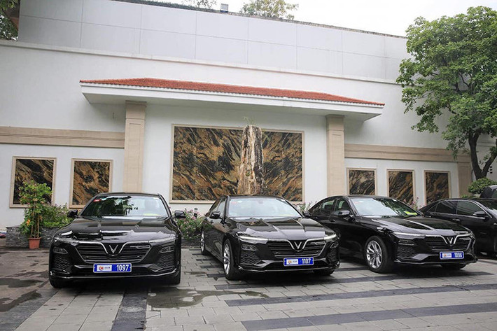 Tại buổi khai mạc Hội nghị cấp cao ASEAN lần thứ 36 tổ chức tại Hà Nội vừa qua, những chiếc xe được sử dụng để đưa đón các nguyên thủ quốc gia và khách mời đến từ các nước trong khu vực và khắp nơi trên thế giới đều là VinFast Lux A 2.0 mới. Dàn xe này thuộc đủ các phiên bản khác nhau và đều được sơn màu đen bóng sang trọng.