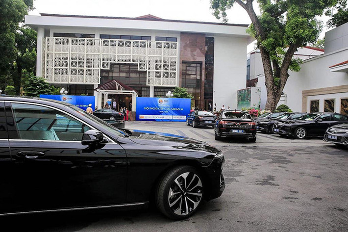 Ngay từ tháng 11 năm ngoái, VinFast và Ủy ban Quốc gia ASEAN 2020 cũng đã tổ chức lễ ký kết, bàn giao 393 xe VinFast Lux A2.0 và Lux SA2.0 để phục vụ Hội nghị cấp cao ASEAN 2020. Theo thông tin từ phía nhà sản xuất xe hơi đầu tiên của Việt Nam, họ đã bàn giao 393 xe Lux A2.0 và SA2.0 cho hồi nghị lần này.