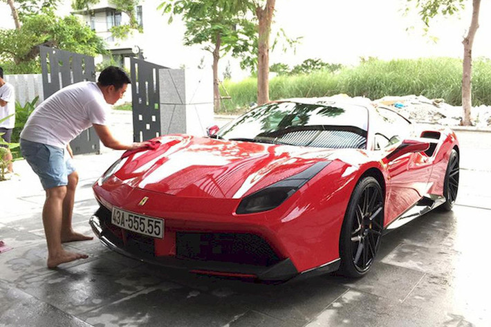 Tại Mỹ, giá xe Ferrari 488 GTB có mức bán ra 242.000 USD, tương đương với giá 458 thời mới được giới thiệu. Mức giá của mẫu siêu xe bản mui cứng này tại thị trường Việt Nam sau khi chịu các khoản thuế và phí sẽ lên đến 15 tỷ đồng, tuy nhiên trên mẫu xe này nó được chủ nhân độ hết hơn 1 tỷ đồng cho ngoại thất và đi kèm biển số siêu độc.