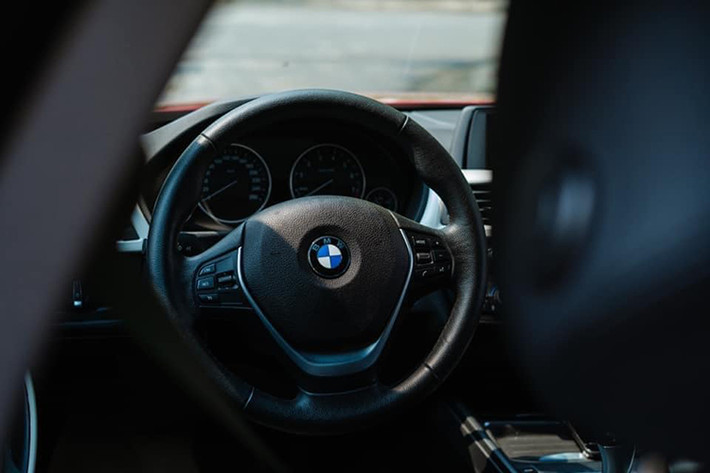 Phiên bản BMW 428i tại Việt Nam được trang bị máy xăng TwinPower Turbo có 4 xy lanh thẳng hàng, tăng áp kép, dung tích 2,0 lít, công suất 245 mã lực, mô-men xoắn 350 Nm kết hợp cùng hộp số tự động 8 cấp có lẫy chuyển số trên vô-lăng.