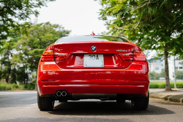 Thiết kế ngoại thất của 428i Grand Coupe không có nhiều sự khác biệt so với các phiên bản coupe và Convertible được giới thiệu trước đó. Xe được trang bị lazang hợp kim kích thước 18'' có thiết kế nan hình ngôi sao, gương chiếu hậu chỉnh điện, gập điện tích hợp đèn báo rẽ...