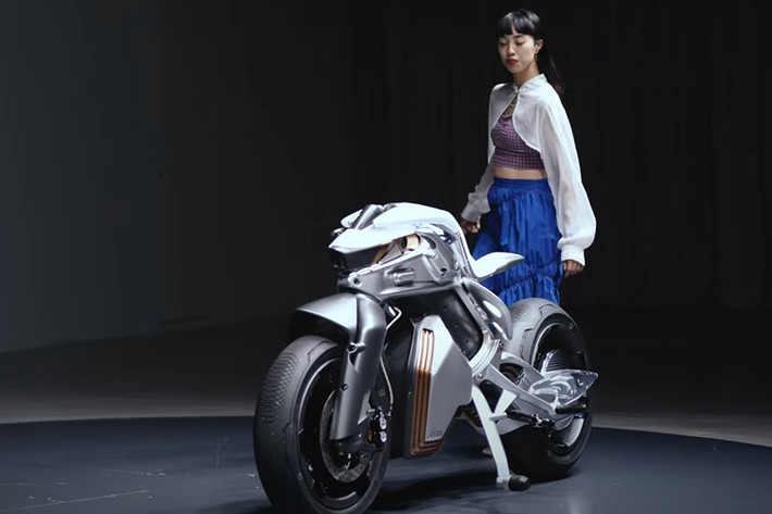 Những gì mà mẫu xe môtô Yamaha Motoroid thể hiện cho thấy trong tương lai việc tương tác giữa con người và xe 2 bánh hoàn toàn có thể trở thành hiện thực.