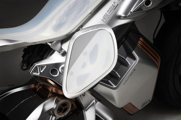 Ngoài ra, Yamaha Motoroid có thể nhận diện được chủ nhân của mình, đứng dậy và di chuyển theo người lái. Không những thế xe còn có thể đem lại cảm giác sống động khi có người ngồi lái.