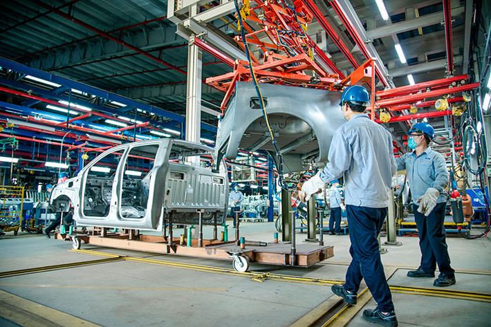 Cụ thể, xưởng Hàn mới (Body Shop) đạt mức tự động hóa lên tới 90%, với hệ thống Interlock giúp kiểm soát an toàn vận hành, quy trình hàn, chất lượng mối hàn đảm bảo 100% không có lỗi. Xưởng Sơn mới cũng được trang bị hệ thống băng tải tự động để vận chuyển xe từ đầu vào đến đầu ra, hỗ trợ tối ưu thời gian và sức lao động. Sử dụng robot hiện đại nhất của tập đoàn Durr (CHLB Đức), quy trình sơn mỗi chiếc xe tại nhà máy sẽ được thực hiện hoàn toàn tự động, đảm bảo chất lượng bề mặt sơn, độ dày và độ bóng theo tiêu chuẩn Ford Motor.