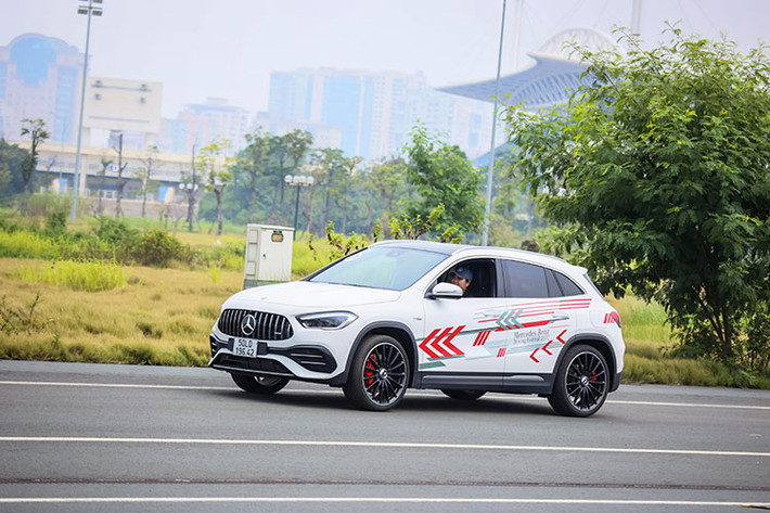Ở sự kiện lần này, các khách mời không chỉ tham gia khóa huấn luyện kỹ năng lái xe an toàn mà còn tham gia vào những trải nghiệm tốc độ của thể thao đua xe cùng Mercedes-Benz Việt Nam.