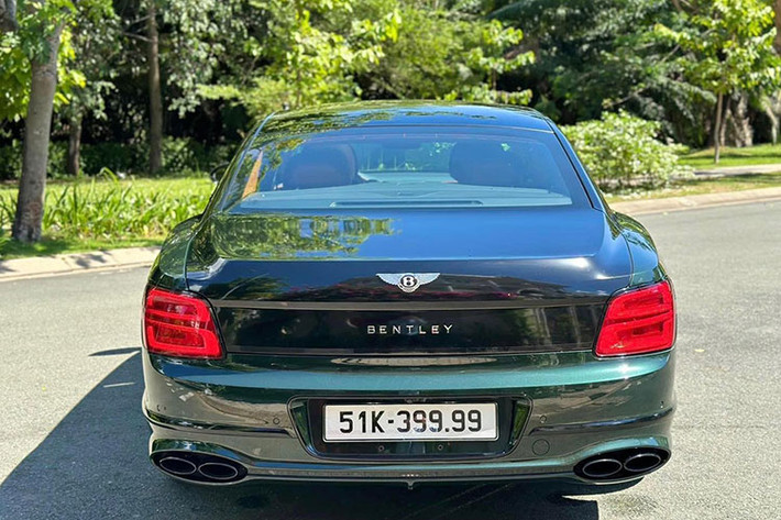 Động cơ sẽ kết hợp cùng hộp số tự động ly hợp kép ZF 8 cấp, nhờ đó, xe siêu sang Bentley Flying Spur V8 biển tứ quý 9 có thể dễ dàng tăng tốc từ vị trí xuất phát lên 100 km/h chỉ trong thời gian chỉ 4,1 giây trước khi đạt vận tốc tối đa 318 km/h. Ngoài ra, xe còn có gói Bentley Dynamic Ride cho phép chiếc xe có khả năng đánh lái 4 bánh.
