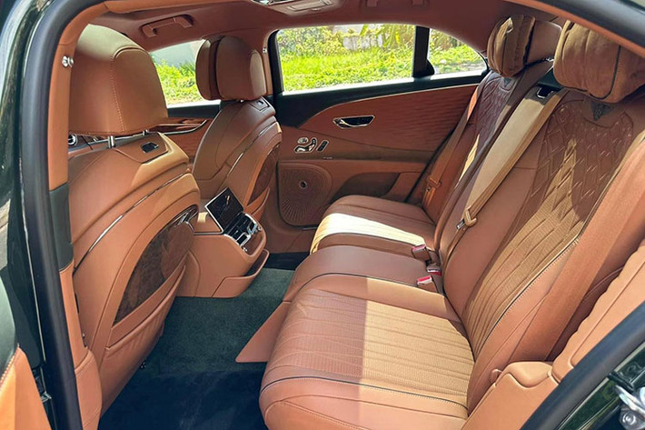 Chiếc xe siêu sang Bentley Flying Spur thế hệ thứ 3 mới được Minh Nhựa bán lại được trang bị động cơ xăng V8, tăng áp kép, dung tích 4.0 lít, sản sinh ra công suất tối đa 542 mã lực và mô-men xoắn cực đại lên đến 770 Nm.