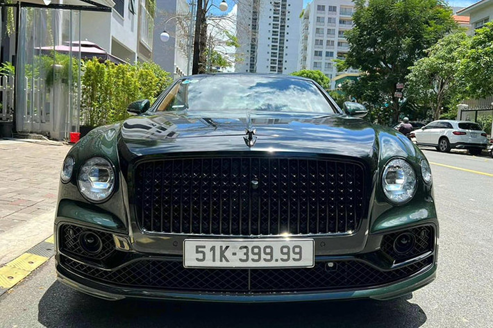 Đại gia Minh Nhựa là người nổi tiếng trong giới chơi siêu xe tại Việt Nam. Anh bắt đầu được nhiều người biết đến kể từ khi đưa về những siêu phẩm như Lamborghini Murcielago LP670-4 SV, Lamborghini Aventador LP750-4 SV Coupe, Bugatti Veyron hay Pagani Huayra... và dự tính sắp tới sẽ là McLaren Elva trị giá 143 tỷ đồng.