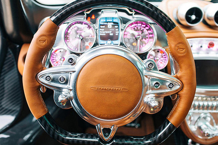Pagani Huayra sử dụng khối động cơ V12, dung tích 6.0 lít, tăng áp kép do Mercedes-AMG sản xuất. "Trái tim" này giúp Pagani Huayra sản sinh công suất tối đa 720 mã lực tại vòng tua máy 5.800 vòng/phút và mô-men xoắn cực đại 1.000 Nm tại dải vòng tua máy 2.250-4.500 vòng/phút.