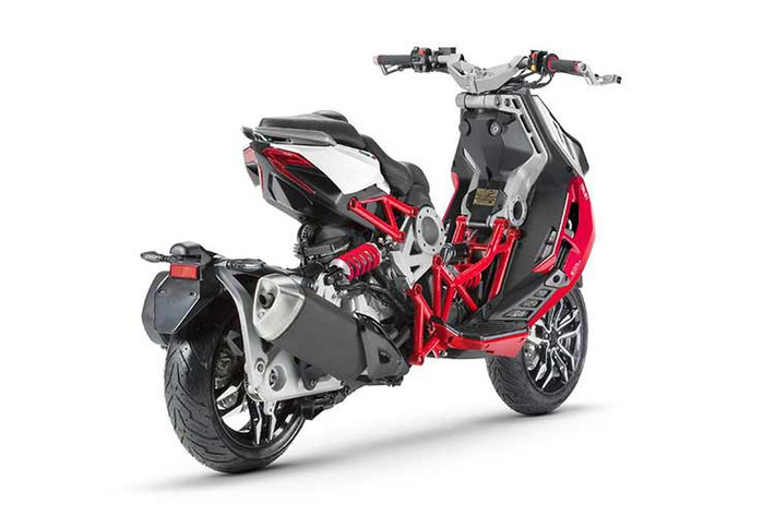 Chiếc xe có hệ thống phanh cao cấp của Brembo với ABS hai kênh và tất nhiên là hệ thống lái gián tiếp độc đáo được tìm thấy trên các mẫu Dragster khác (ngoại trừ bản Twin 559).