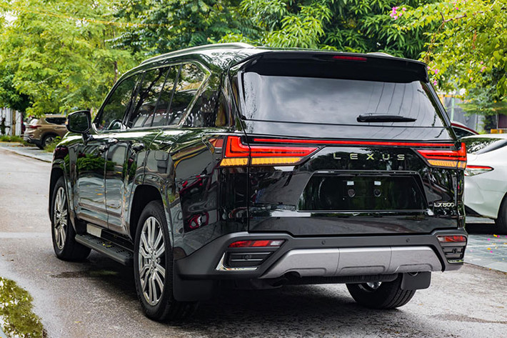 Xe có nhiều tùy chọn đi địa hình gồm Auto (tự động), Dirt (bụi bẩn), Sand (đường cát), Mud (bùn lầy), Deep Snow (đường tuyết) và Rock (đá hộc). Lexus còn cho biết, xe có khả năng leo dốc 45 độ và lội nước sâu tới 700mm. Cuối cùng, Lexus LX600 2022 đi kèm gói công nghệ an toàn Lexus Safety System+ 2.5.