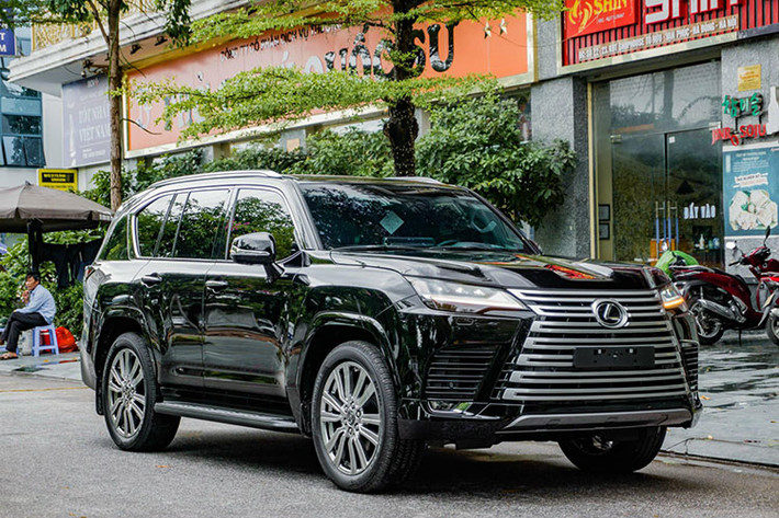 Lexus LX600 2022 mới đã chính thức ra mắt tại Việt Nam dưới dạng nhập khẩu chính hãng với ba phiên bản đi kèm giá bán từ 8,1-9,2 tỷ đồng. Tuy nhiên, hiện nay số lượng xe không nhiều, khách hàng phải chờ cả năm mới có thể nhận xe.