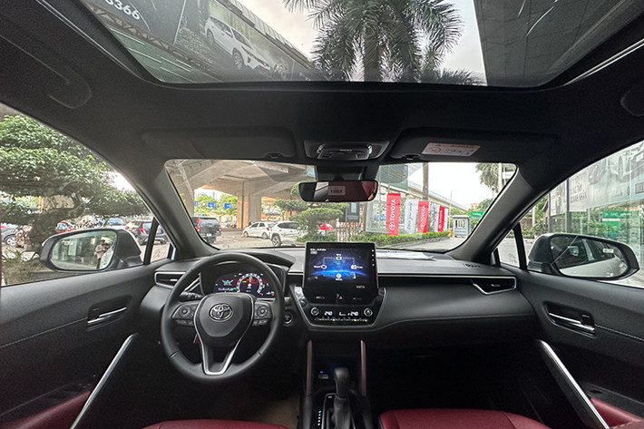 Trái với ngoại thất, nội thất của Toyota Corolla Cross 2024 không thay đổi về mặt thiết kế. Hãng Toyota chỉ bổ sung trang bị tiện nghi cho mẫu SUV cỡ B này. Có thể thấy điều đó qua bảng đồng hồ kỹ thuật số 12,3 inch, màn hình thông tin giải trí 10,1 inch, cổng sạc USB Type C, phanh tay điện tử và tự động giữ phanh tạm thời mới.