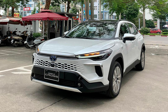 Toyota đã chính thức ra mắt phiên bản nâng cấp của dòng xe Corolla Cross ở thị trường Việt Nam. Cùng thời điểm đó, những chiếc Toyota Corolla Cross 2024 mới cũng đã nhanh chóng có mặt tại đại lý trên toàn quốc. Nhờ vậy, chúng ta có thể ngắm thiết kế thực tế của mẫu SUV cỡ B này.