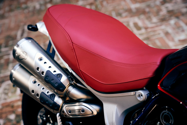 Ở phiên bản Ducati Scrambler Club Italia, yên xe được bọc da đỏ Poltrona Frau và thêu logo Club Italia. Vỏ bình xăng màu xanh với viền trang trí màu đỏ, logo Ducati do Giugiaro thiết kế.