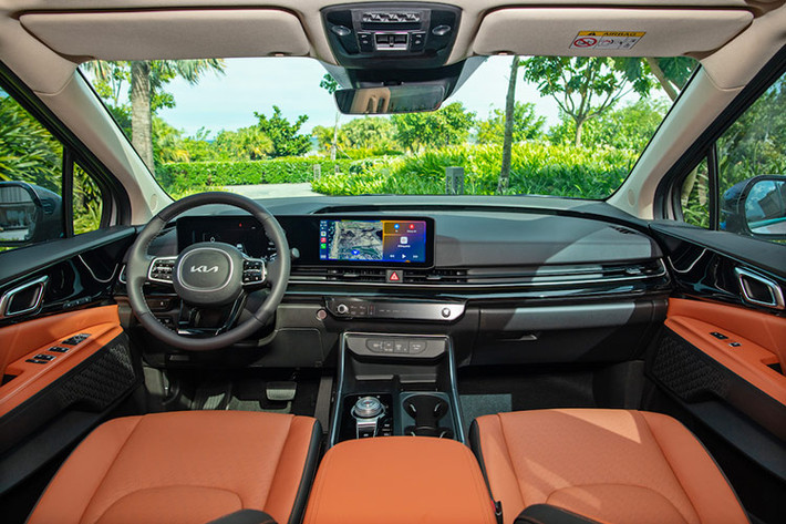 Bên trong, Kia Carnival 2024 gây ấn tượng với cụm màn hình đôi có cùng kích thước 12,3 inch. Bên trái là đồng hồ hiển thị dạng kỹ thuật số với màn hình sắc nét. Bên phải là màn hình giải trí hỗ trợ kết nối Apple Carplay & Android Auto không dây. Xe trang bị dàn âm thanh gồm 12 loa đến từ thương hiệu Bose.