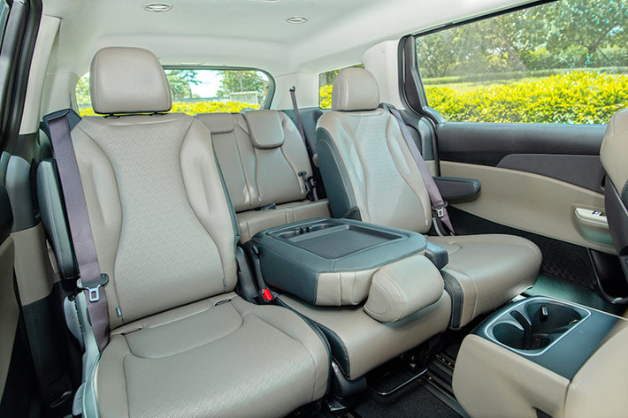 Kia Carnival 2024 trang bị gói hỗ trợ lái ADAS nâng cao với loạt tính năng đáng chú ý như cảnh báo và hỗ trợ tránh va chạm phía trước, cảnh báo và hỗ trợ tránh va chạm điểm mù, cảnh báo và hỗ trợ tránh va chạm phương tiện cắt ngang khi lùi, cảnh báo và hỗ trợ tránh va chạm phía sau khi đỗ xe, cảnh báo và hỗ trợ mở cửa xe an toàn.