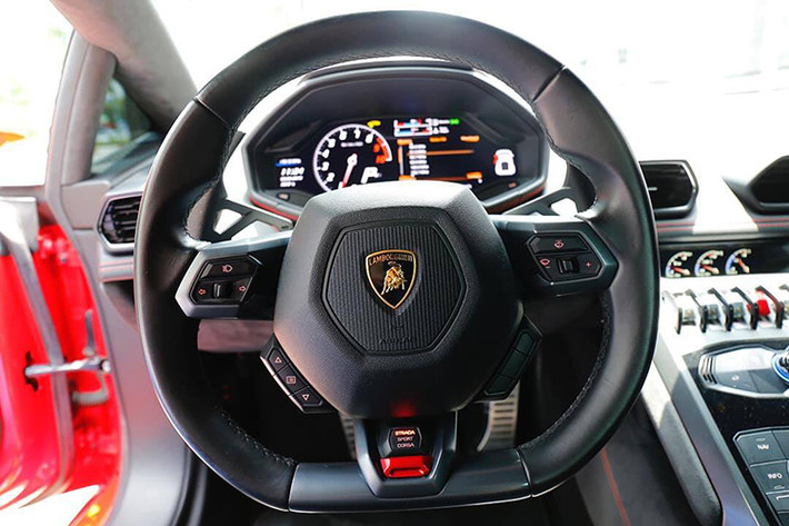 Bên trong nội thất của Huracan LP580-2 cũng không có nhiều khác biệt so với "đàn anh" LP610-4, nó chỉ được bổ sung thêm hệ thống thông tin giải trí Lamborghini Infotainment System II thế hệ mới. Ngoài ra, khách hàng có được tùy chọn cá nhân hóa Ad Personam với màu sắc phối hợp tùy thuộc vào ý người mua.