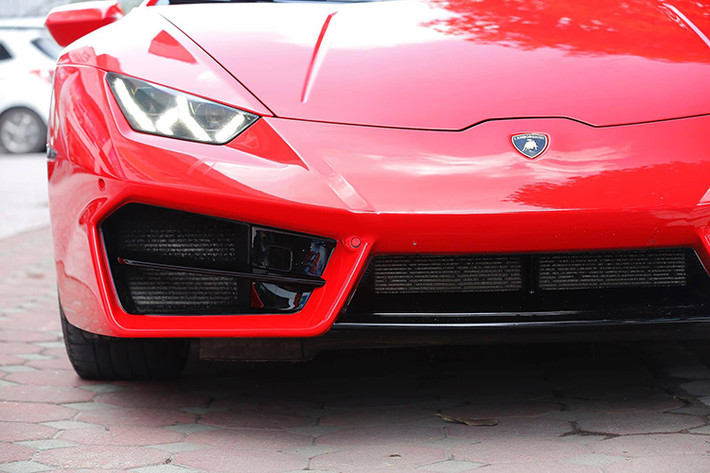 Được đưa về Hà Nội theo dạng nhập khẩu chính hãng từ năm 2016, siêu xe Lamborghini Huracan LP580-2 cũng được thay đổi một số chi tiết so với Huracan nguyên bản. Phần đầu xe mạnh mẽ hơn với 2 hút gió được mở rộng, đuôi xe cũng thay đổi đôi chút. Ngoài ra, nhiều chi tiết như ống xả, các chi tiết nhỏ trên xe... cũng được độ lại "xịn sò" hơn.